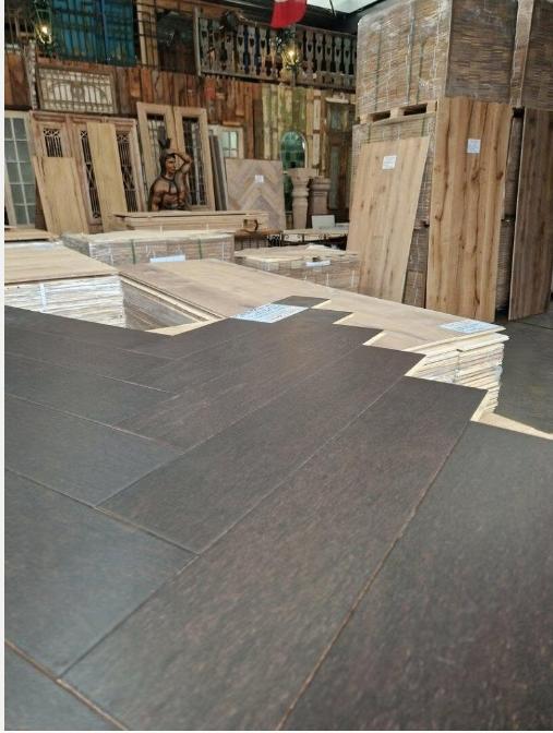 PARQUET EN BOIS 144M2 EN CHÊNE À CHEVRONS PRÊT À  HUILÉ NOIR, Enlèvement, Noir