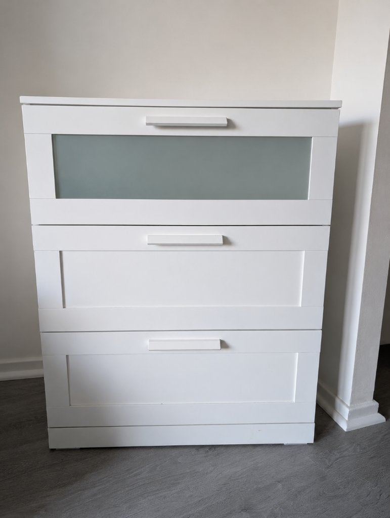 Commode IKEA blanche en bon état modèle BRIMNES, Maison & Meubles, 3 ou 4 tiroirs, 25 à 50 cm, Moins de 100 cm, Ikea, minimaliste, blanc