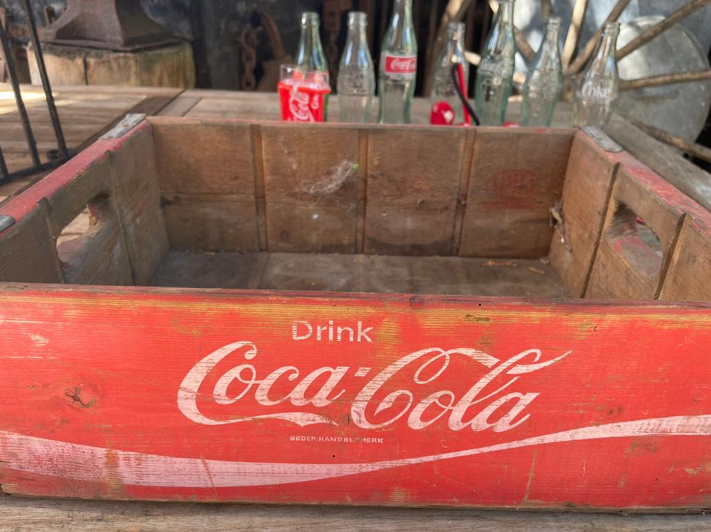 Coca cola  , reclamemateriaal , flessen , houten bakje, Ophalen, Gebruikt