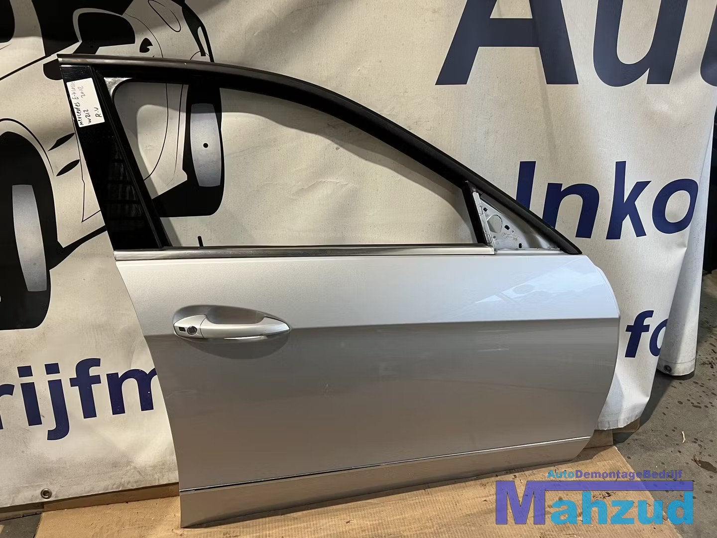 MERCEDES E KLASSE W212 SEDAN Rechts voor deur portier grijs, Mercedes-Benz AG, Mercedes-Benz, Utilisé, Mercedesstrasse 120
70372  Stuttgart, DE