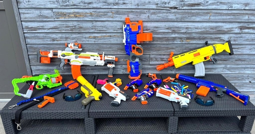 Grote partij Nerf blasters (15) + accessoires en pijltjes, Ophalen of Verzenden, Gebruikt