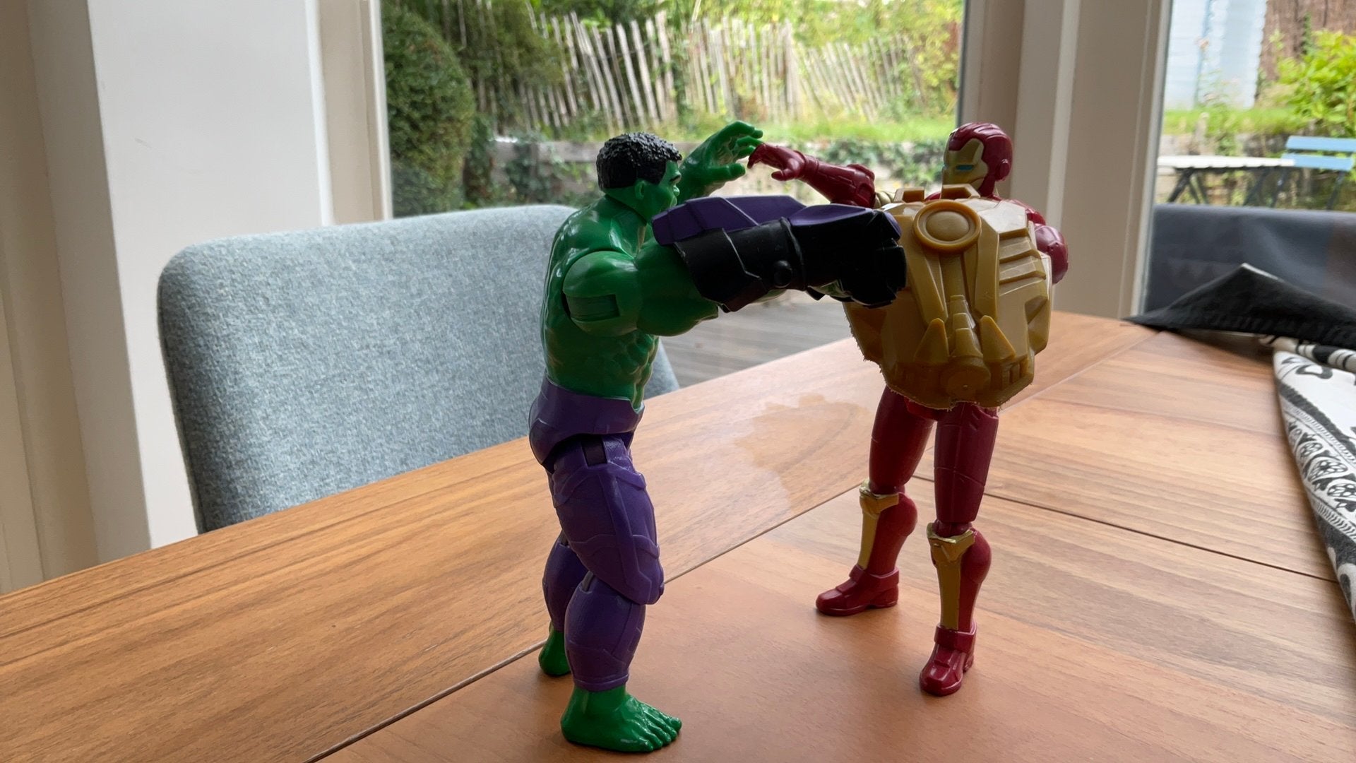 Iron man and Hulk fighting action figure., Enfants & Bébés, Enlèvement ou Envoi, Comme neuf