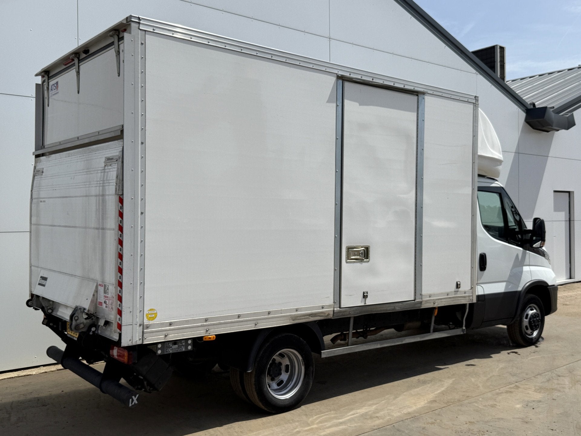 Iveco Daily 35C16 3.0 Laadklep Zijdeur Climate control Cruis, Auto's, Bestelwagens en Lichte vracht, Gebruikt, Zwart, 4 cilinders