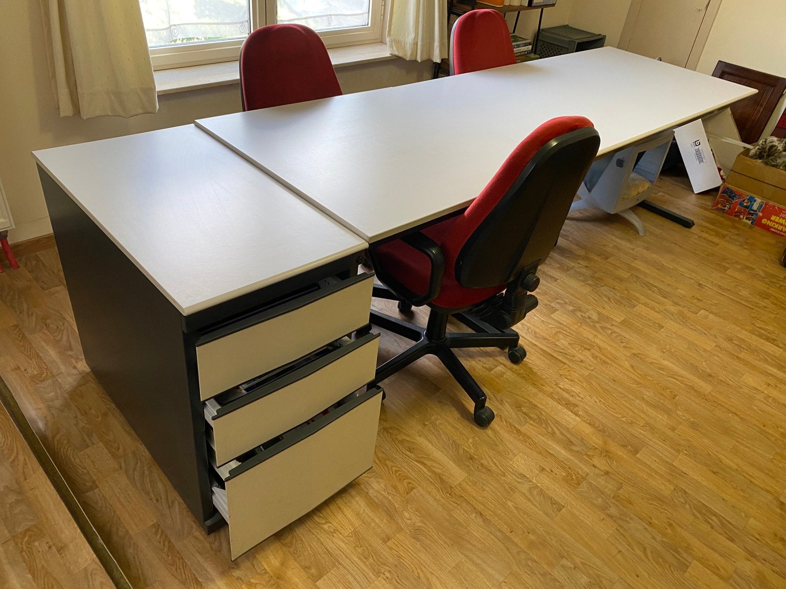 2 bureau’s en toebehoren, Ophalen, Zo goed als nieuw, Bureaustoel