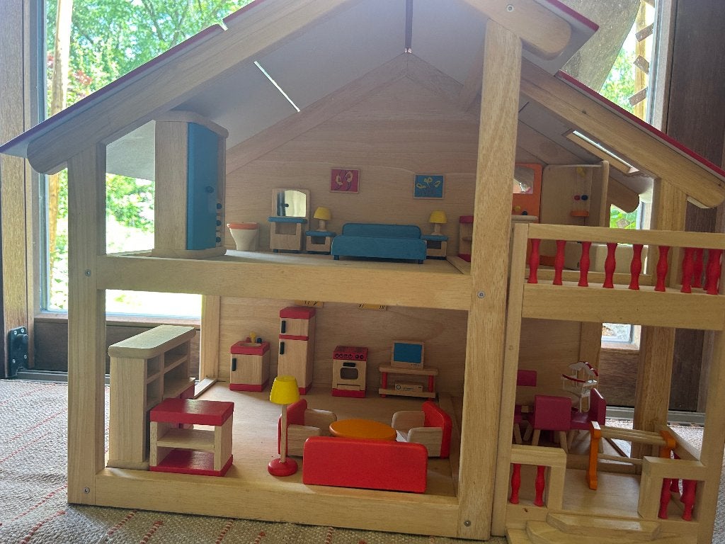 Houten poppenhuis met meubeltjes van Pintoy, Ophalen of Verzenden, Zo goed als nieuw, Poppenhuis