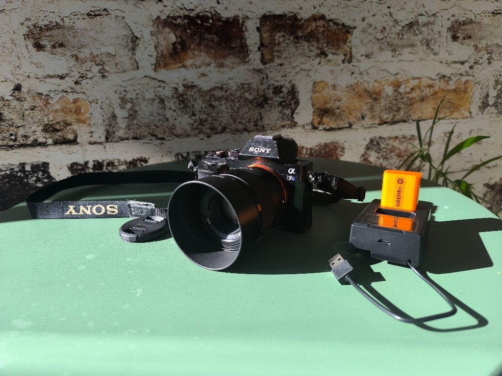A7S + 50mm F1.8 + 2 batteries, TV, Hi-fi & Vidéo, Sans zoom optique, Câble USB, Enlèvement ou Envoi, 12 mégapixels