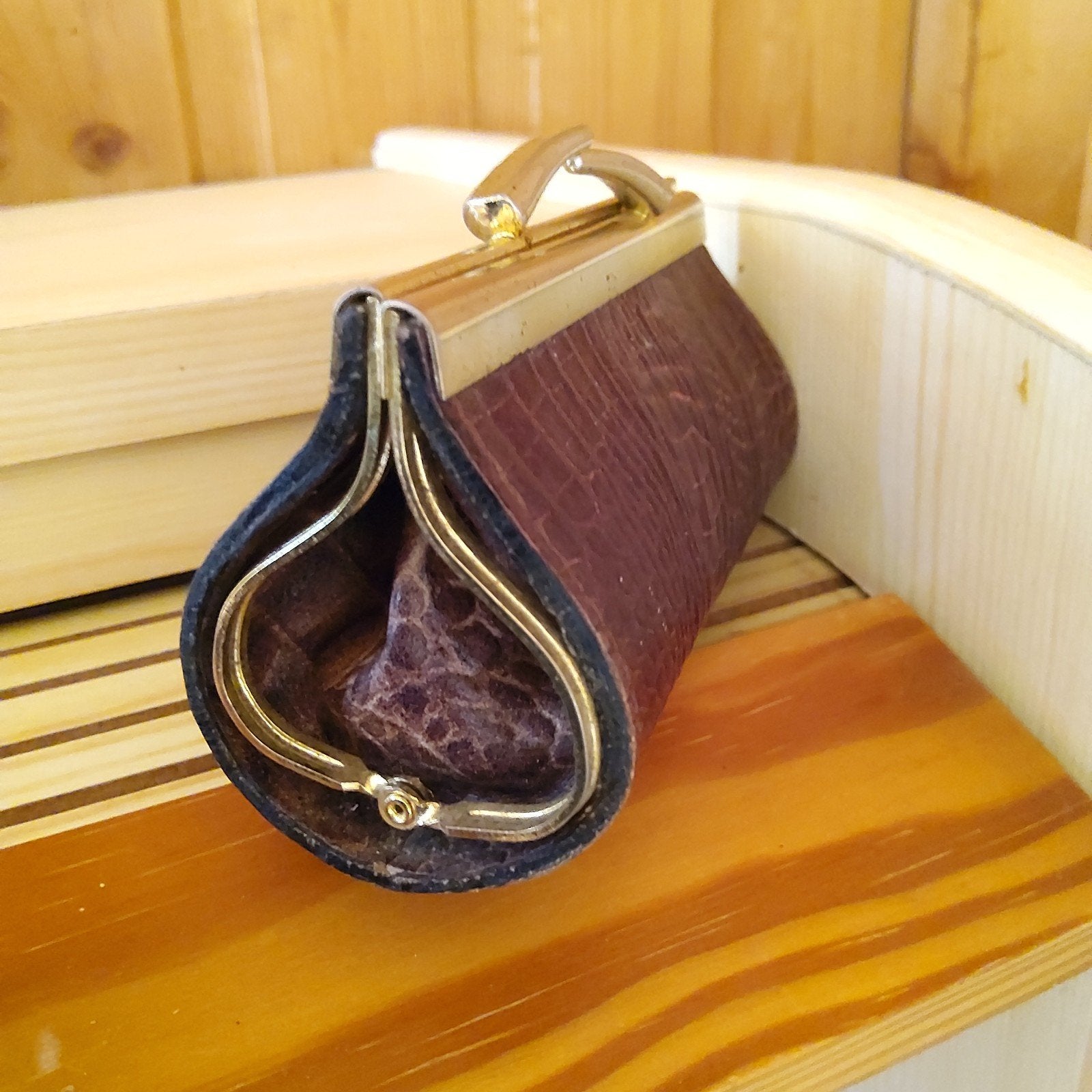 Vintage portemonnee in krokodillenleer., Handtassen en Accessoires, Portemonnees, Gebruikt, Bruin, Met knipsluiting, Ophalen of Verzenden