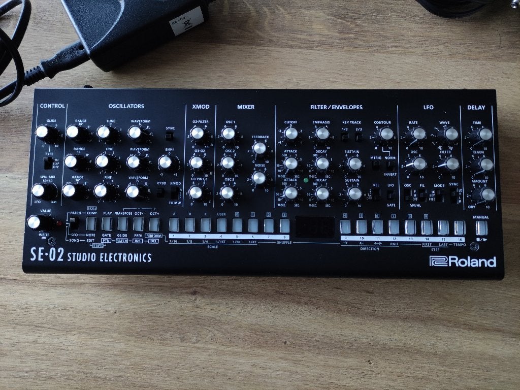 Roland SE-02 analoge synthmodule, Ophalen of Verzenden, Zo goed als nieuw, Roland, Met midi-aansluiting
