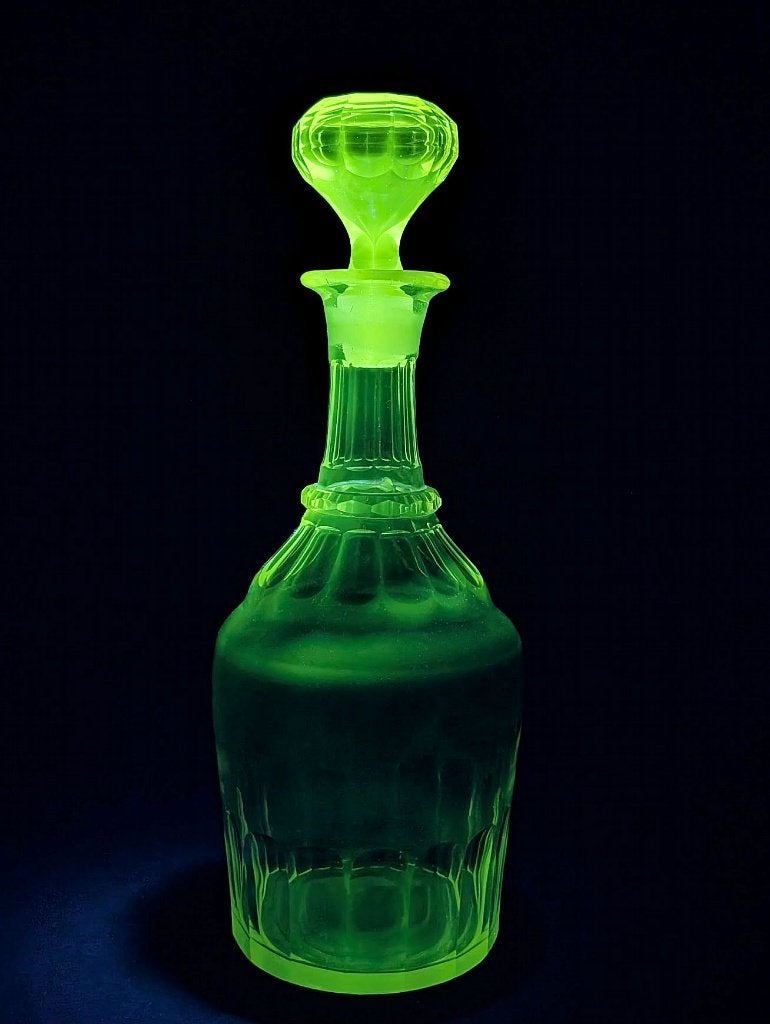 Vintage Uranium glass Decanter Art Déco UV Reactive, Envoi