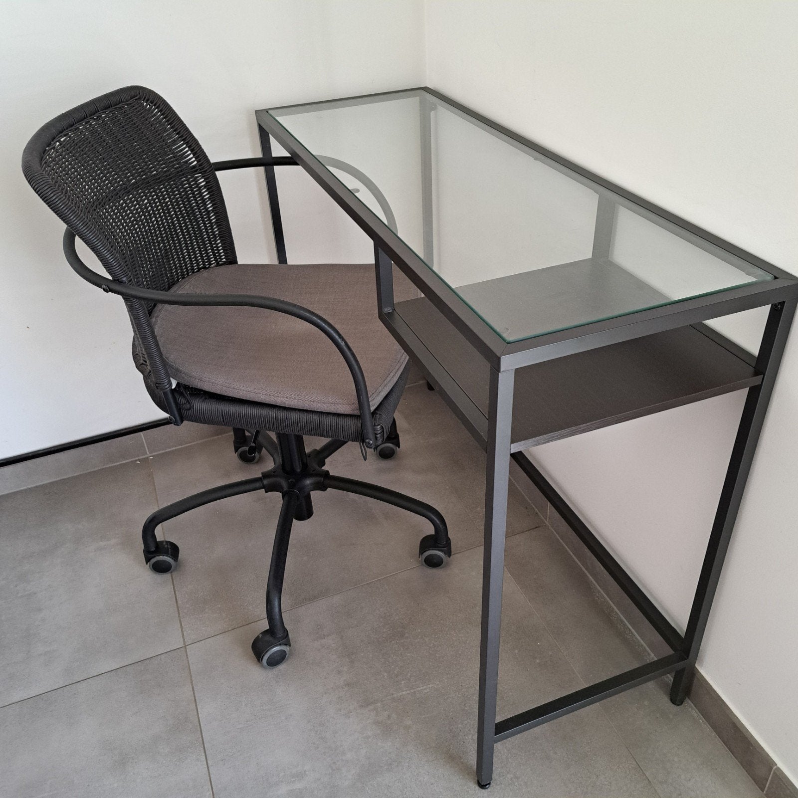 Klein laptoptafeltje/bureau van Ikea., Huis en Inrichting, Bureaus, Ophalen, IKEA, Zwart