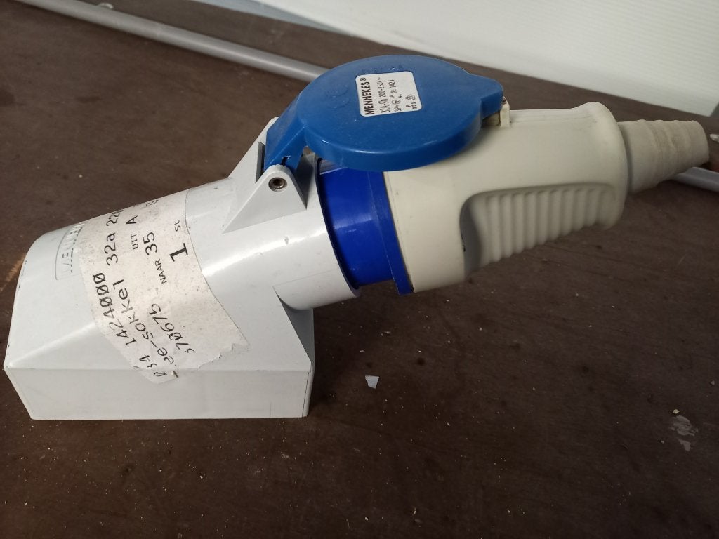 Stopcontact met stekker  3 X 220V 32A, Doe-het-zelf en Bouw, Ophalen, Nieuw, Stopcontact