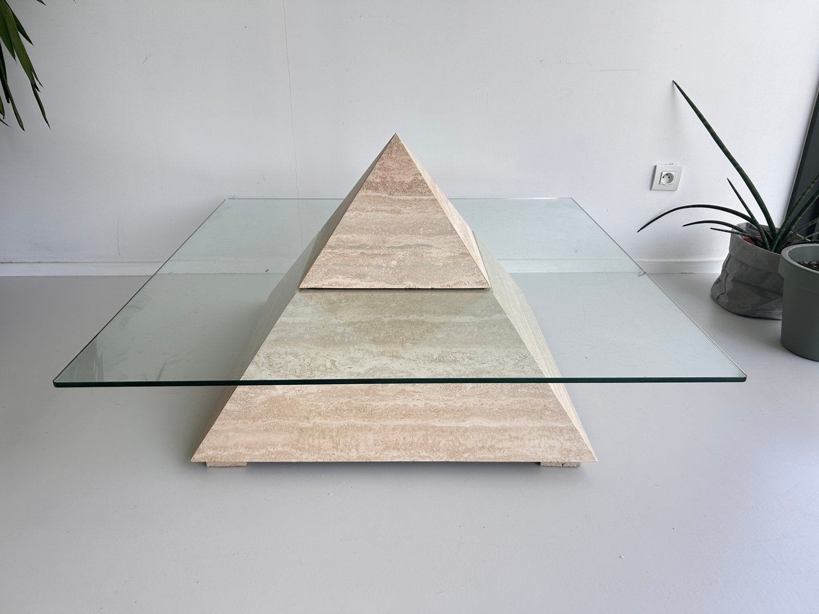 Table basse pyramidale en travertin, Maison & Meubles, Tables | Tables de salon, Comme neuf, 100 à 150 cm, 100 à 150 cm, Carré