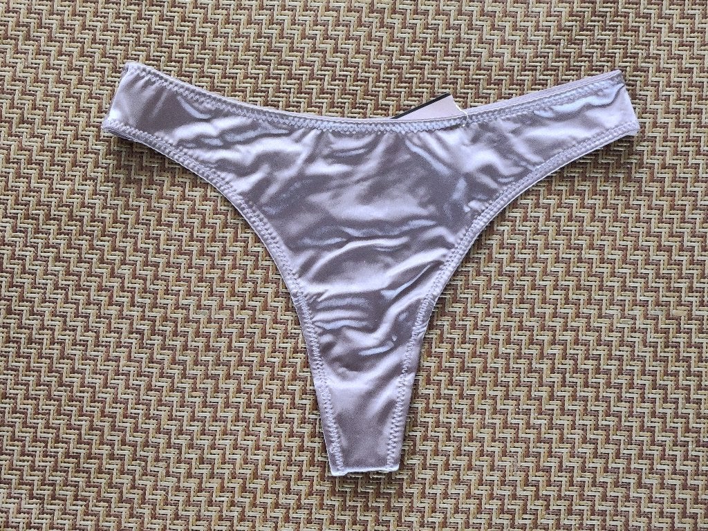 Nieuwe licht purper/beige satijn dames string, Kleding | Dames, Ophalen of Verzenden, Overige kleuren, String
