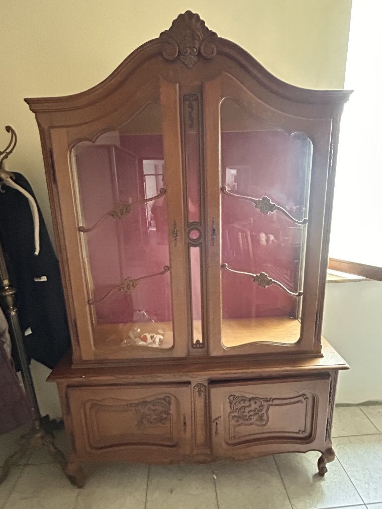 Houten kast met glazen ramen, Ophalen