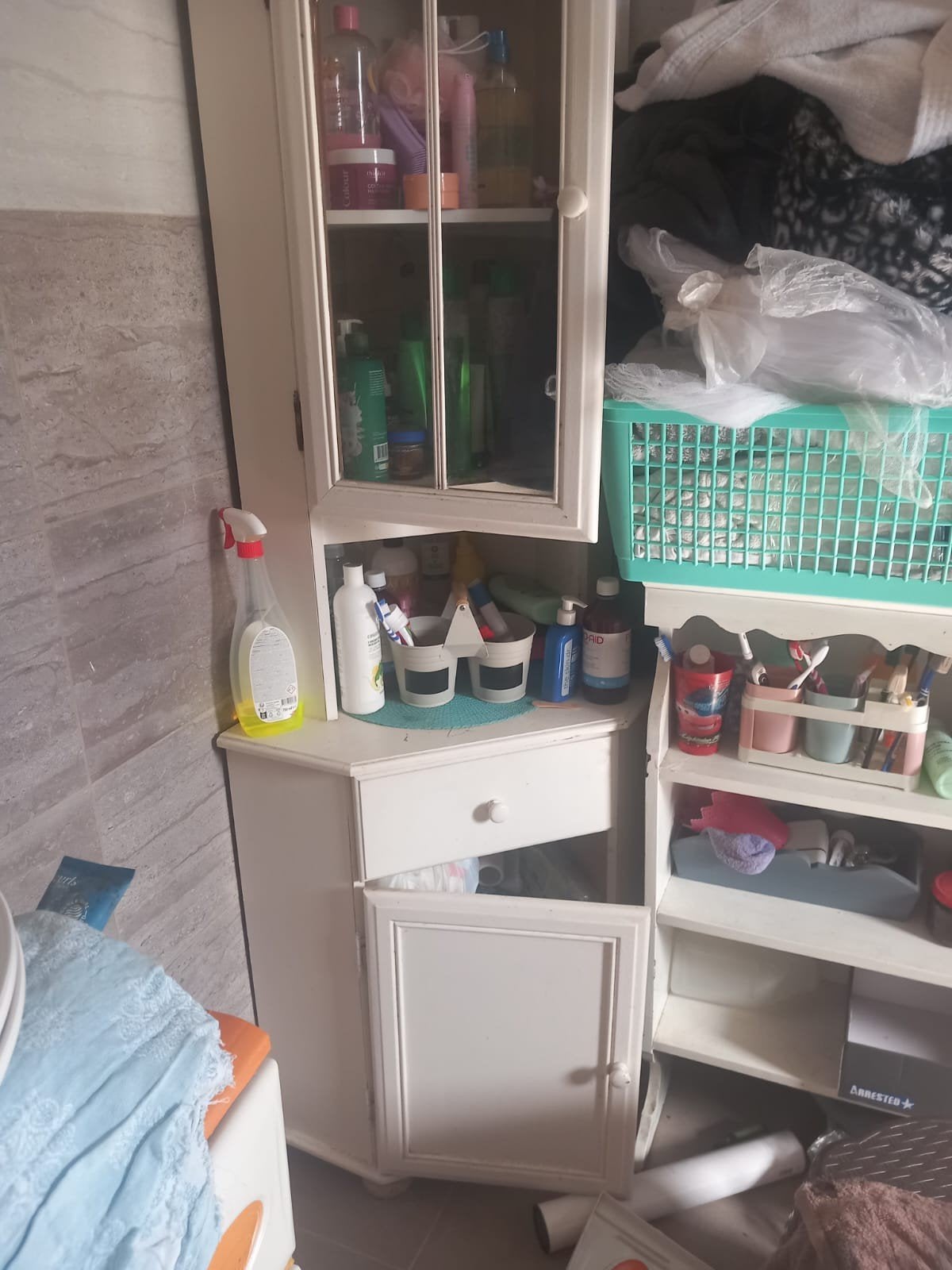 Gratis Hoek kast voor salon of badkamer veel ruimte, Huis en Inrichting, Ophalen