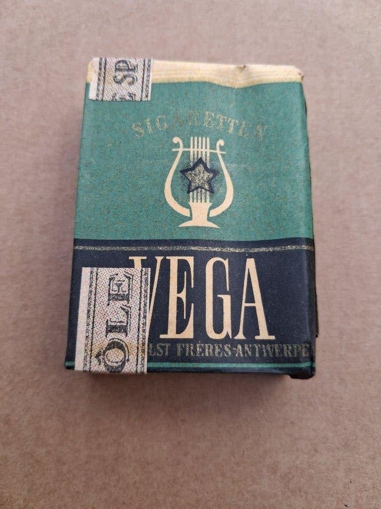 vieux paquet non ouvert de cigarettes VEGA.. taksband, Collections, Enlèvement ou Envoi, Comme neuf, Panneau publicitaire