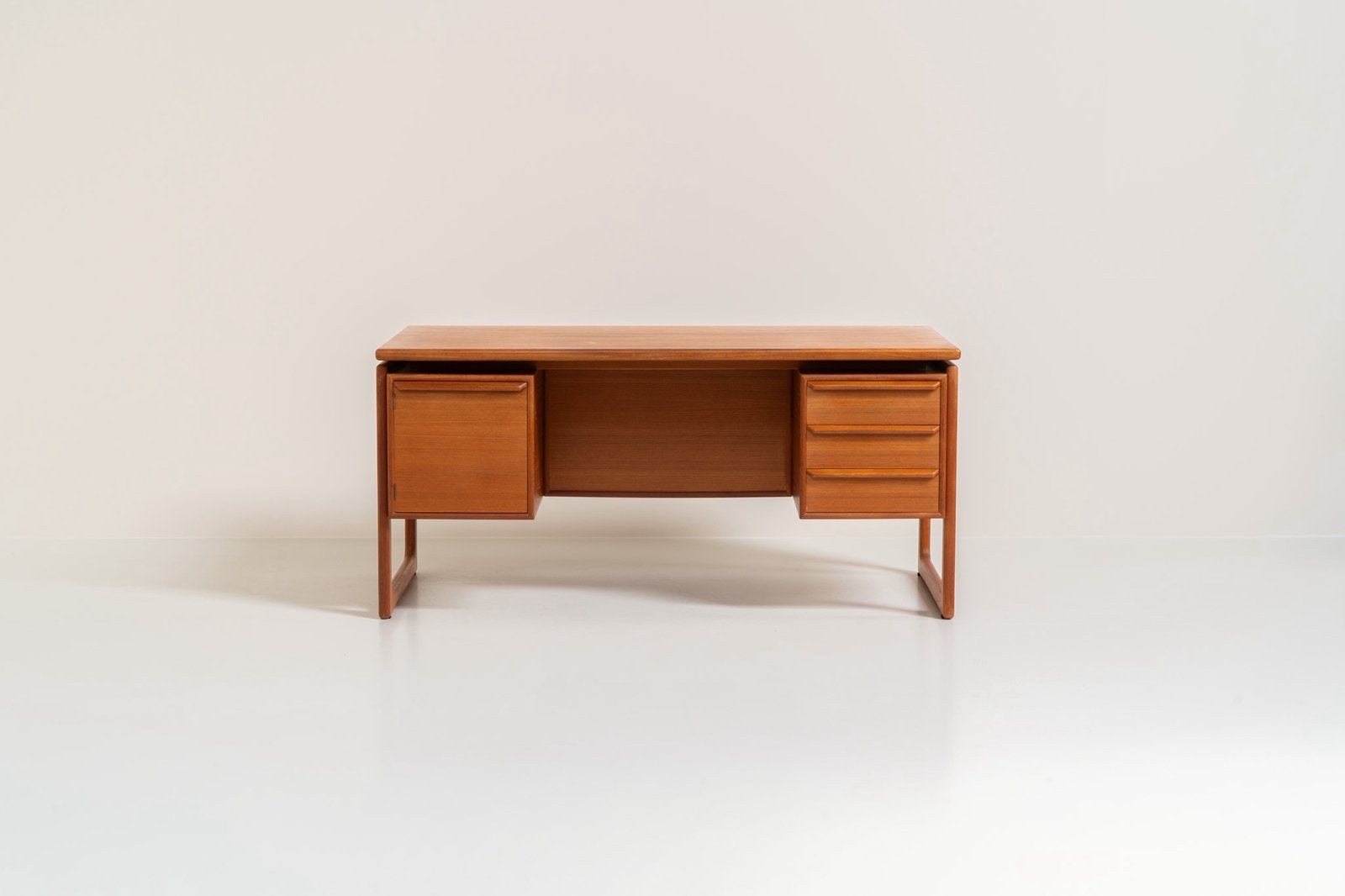 Vintage Deense bureau van G.V. Møbler, Huis en Inrichting, Vintage, Ophalen, Zo goed als nieuw