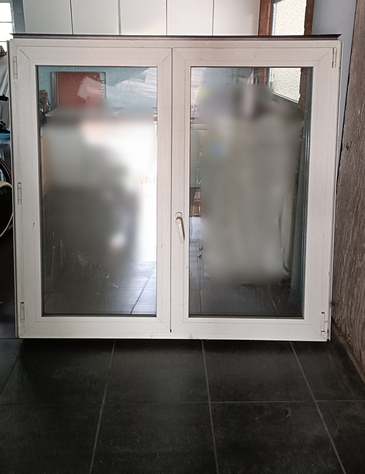 Opendraaiend raam in pvc kleur binnen wit ral 9010 en buiten, Ophalen