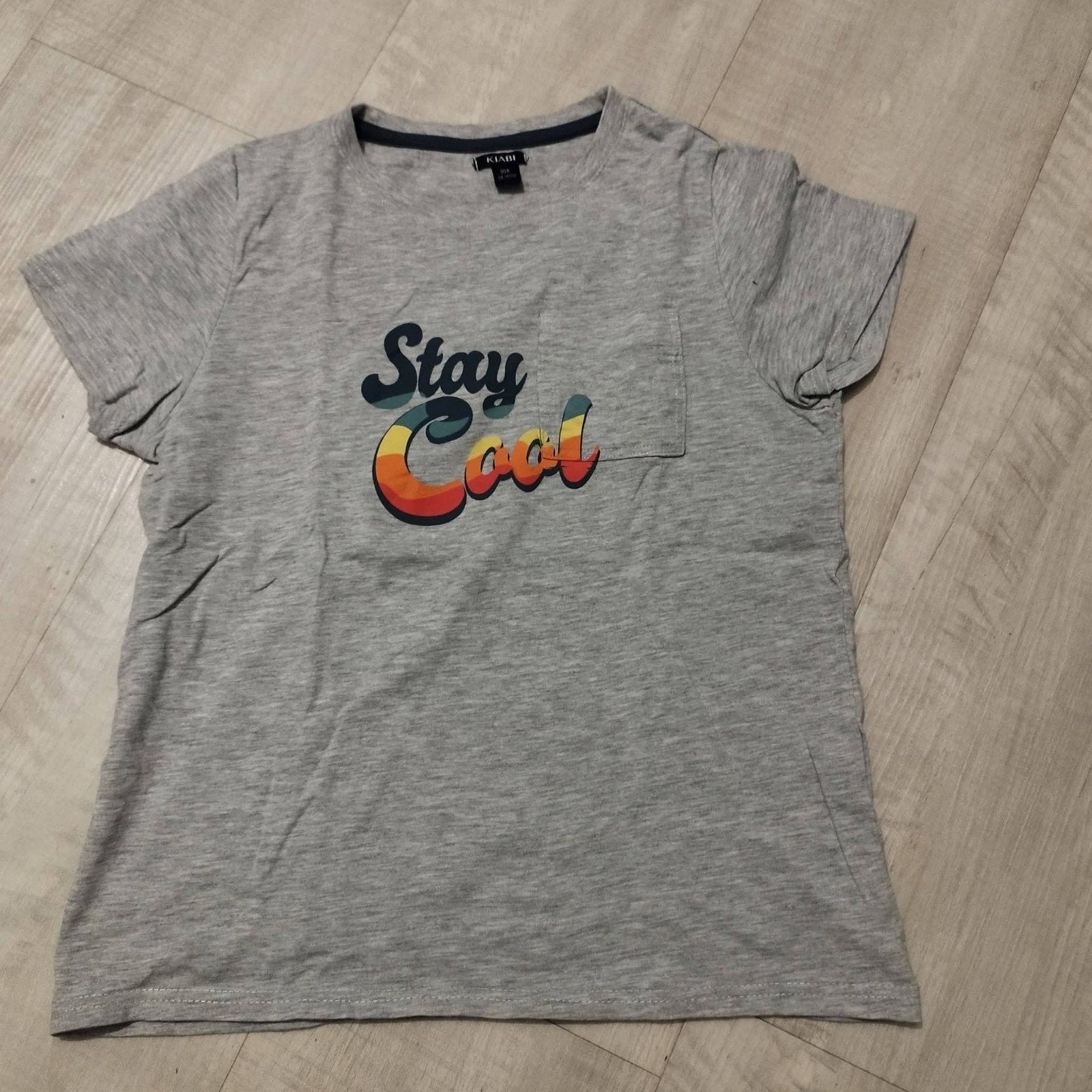 T-shirt avec lettrage Marque : Kiabi taille 134, Enfants & Bébés, Enlèvement ou Envoi