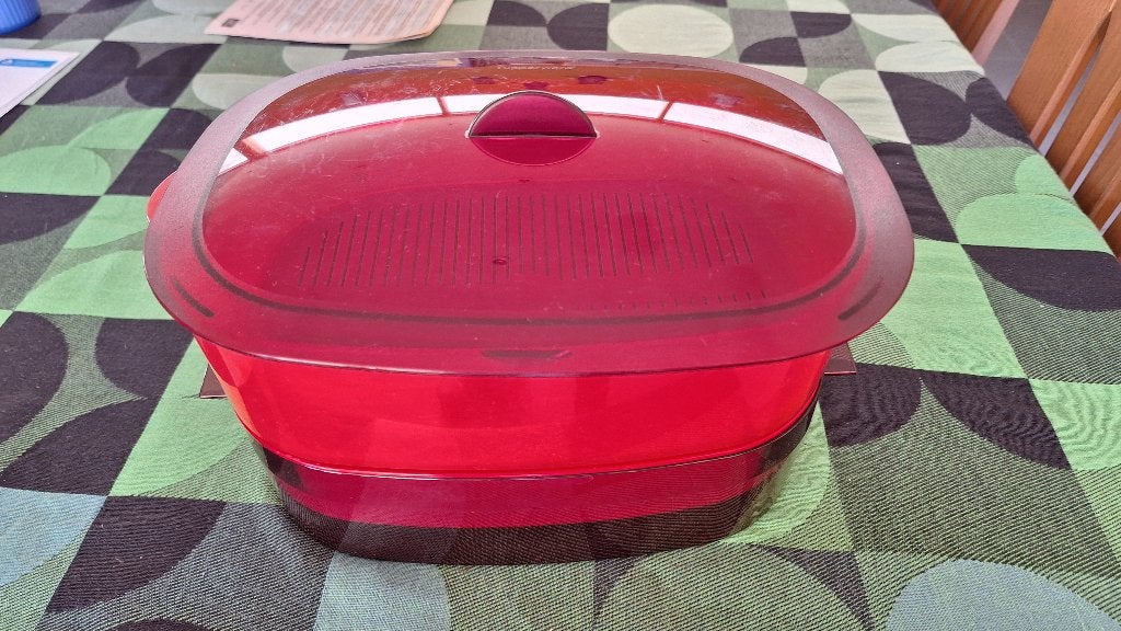 Tupperware microgolf pot ovaal 2,1 liter met 2 stoommanden, Huis en Inrichting, 2100 ml, Gebruikt, Ophalen of Verzenden, Magnetronbestendig