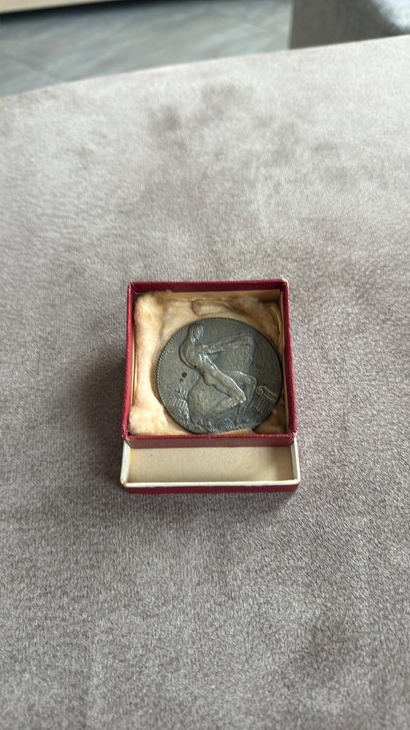 Bronzen medaille „L'Effort” Louis Müller UCB Triathlon 1965, Postzegels en Munten, Penningen en Medailles, Ophalen of Verzenden
