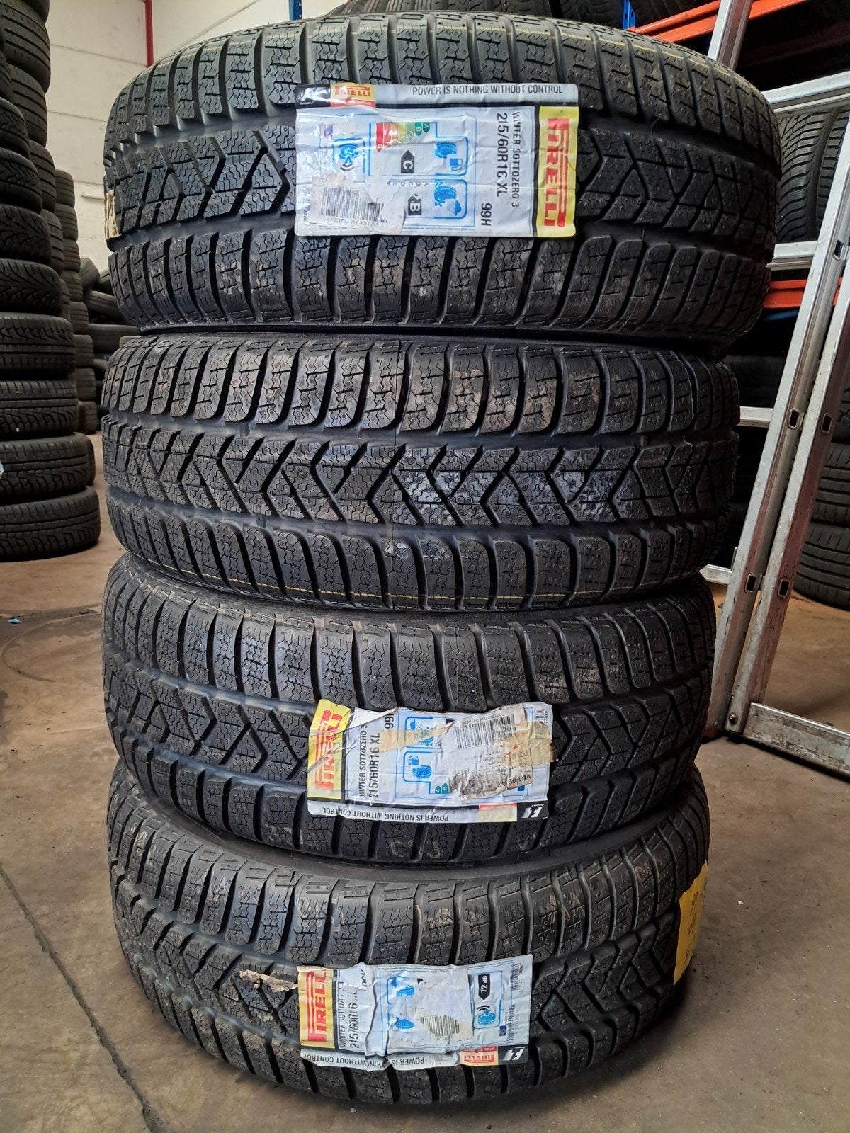 215/60/16 2156016 215/60R16 hiver nouveau Pirelli, Autos : Pièces & Accessoires, Enlèvement, Ford