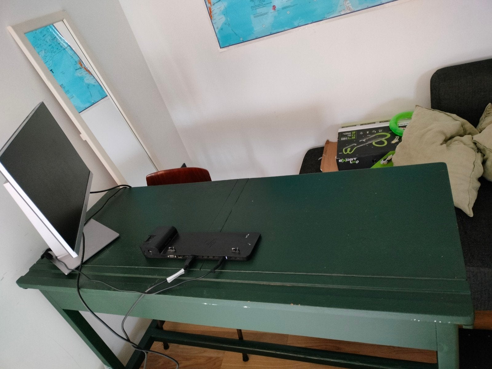 gratis groene bureau te geef, stevig. pc-scherm niet inbegre, Ophalen, Groen, Gebruikt, Hout