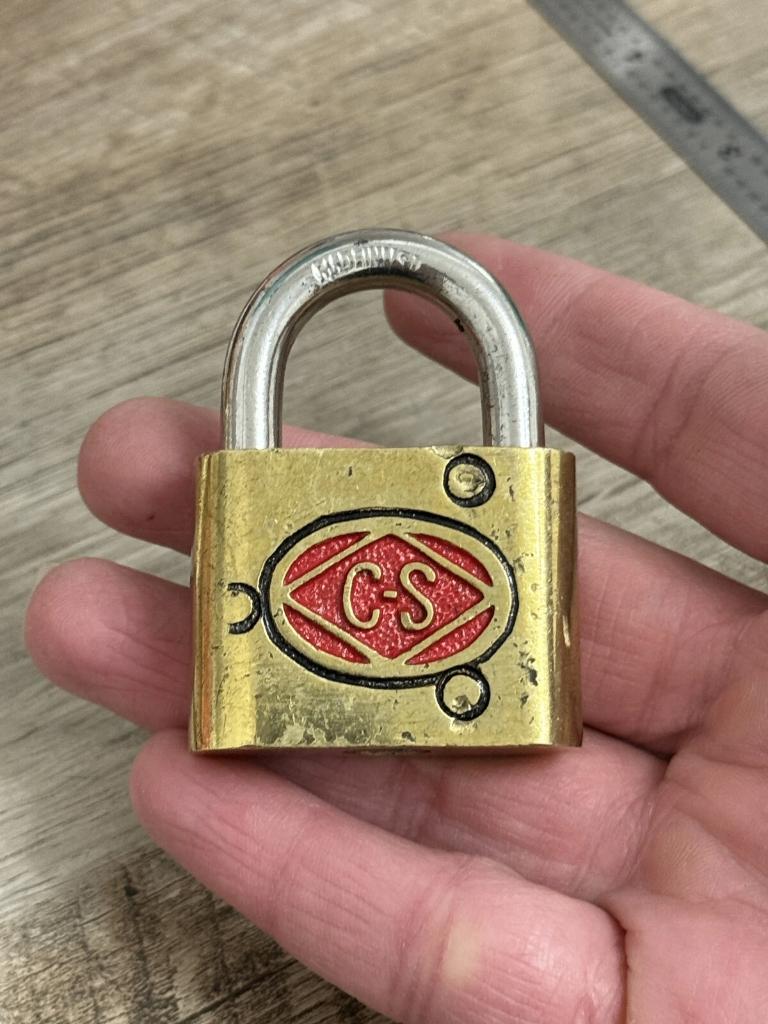 Ancien petit cadenas C-S vintage sans clé, Collections, Marques de bière, Enlèvement ou Envoi, Utilisé, Autres types, Autres marques