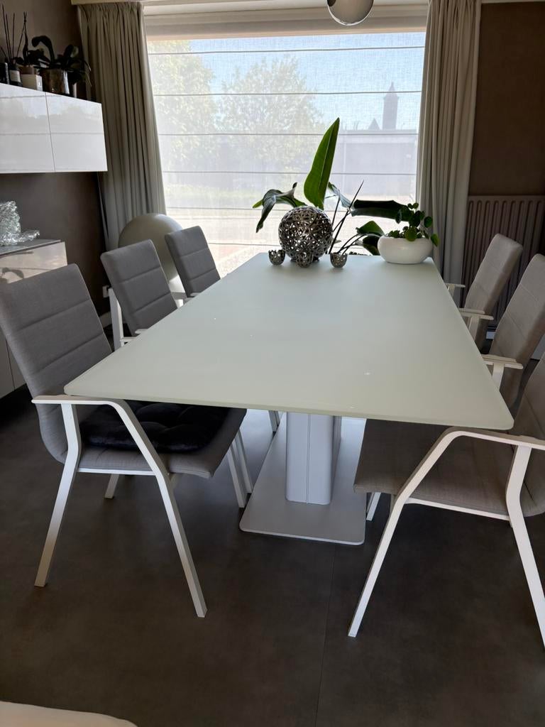 Te koop grote tafel in melkglas met 6stoelen, Huis en Inrichting, Tafels | Eettafels, Ophalen, Zo goed als nieuw