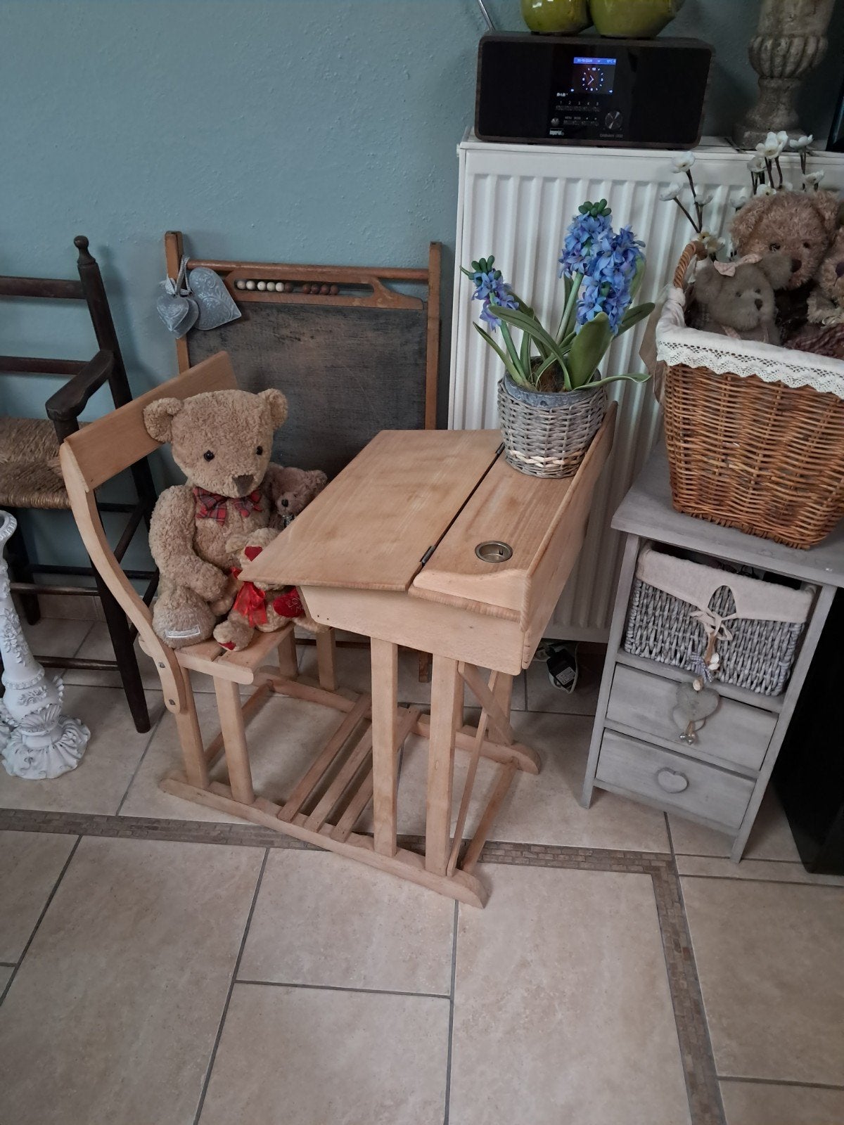 zeer mooi landelijk bureau voor kinderen of als decoratie, Huis en Inrichting, Ophalen, Hout, Kinderbureau, Antiek