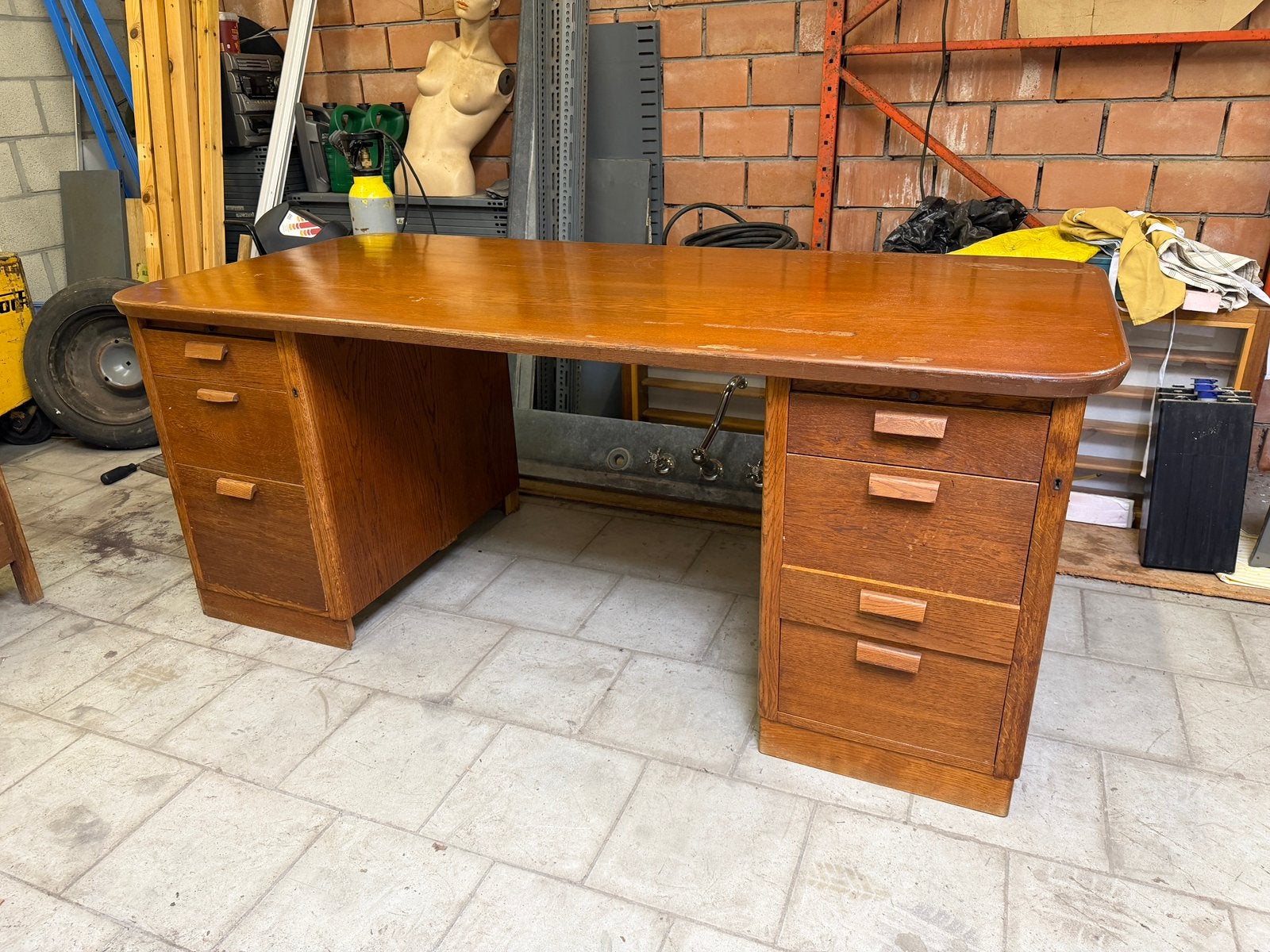 Houten bureau met ladekasten, Ophalen, Met lades