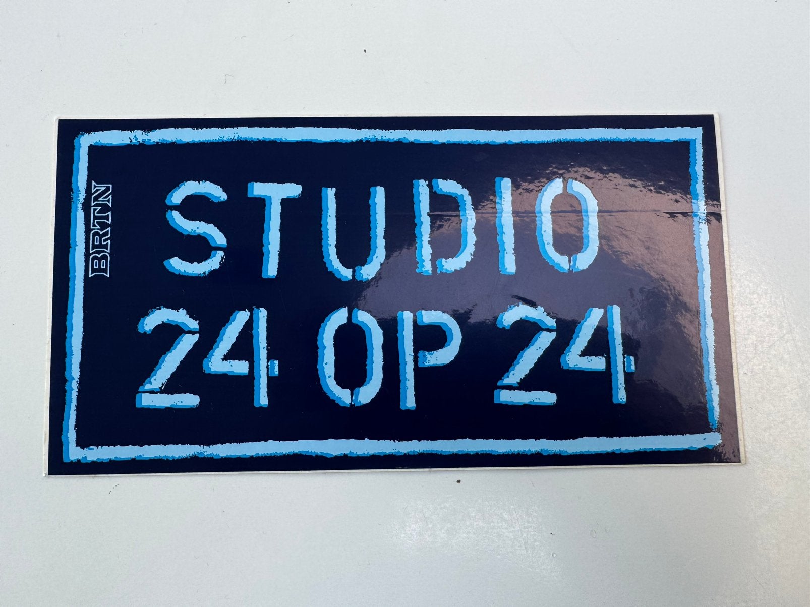 Sticker (1993) studio Brusdel - studio 24 op 24, Ophalen of Verzenden, Nieuw, Film, Tv of Omroep