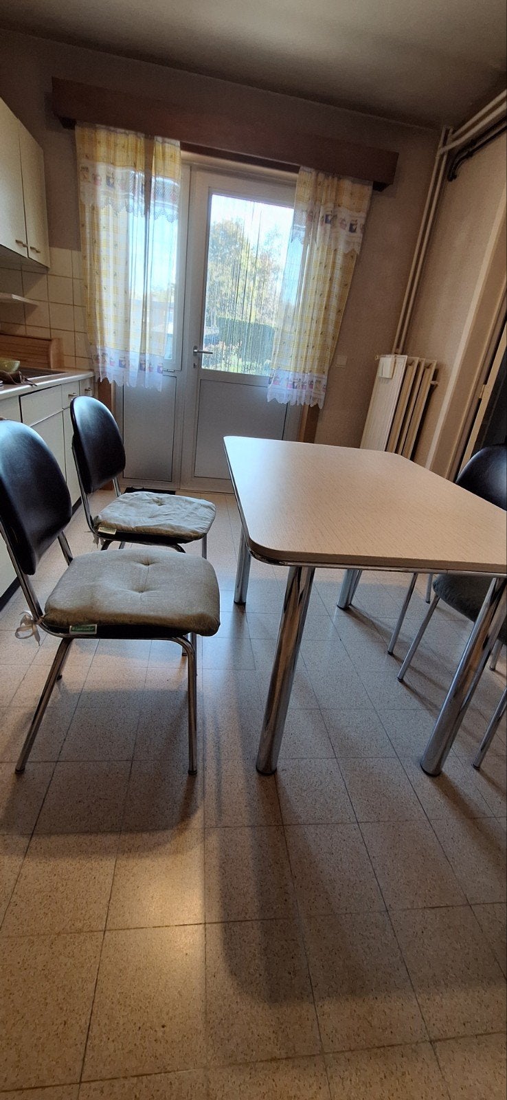 keukentafel en 4stoelen (ophalen schriek!!! heist o/d berg), Ophalen