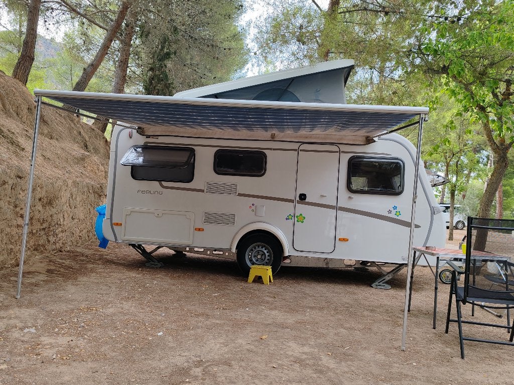 Caravane Eriba Feeling 425 à toit relevable de 2021, Lit fixe, Jusqu'à 5, 5 à 6 mètres, Particulier