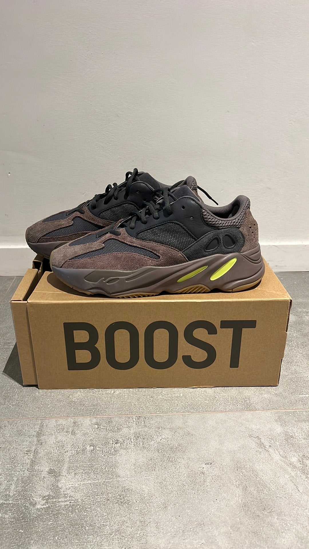 Yeezy Boost - maat 44, Enlèvement ou Envoi, Neuf, Brun
