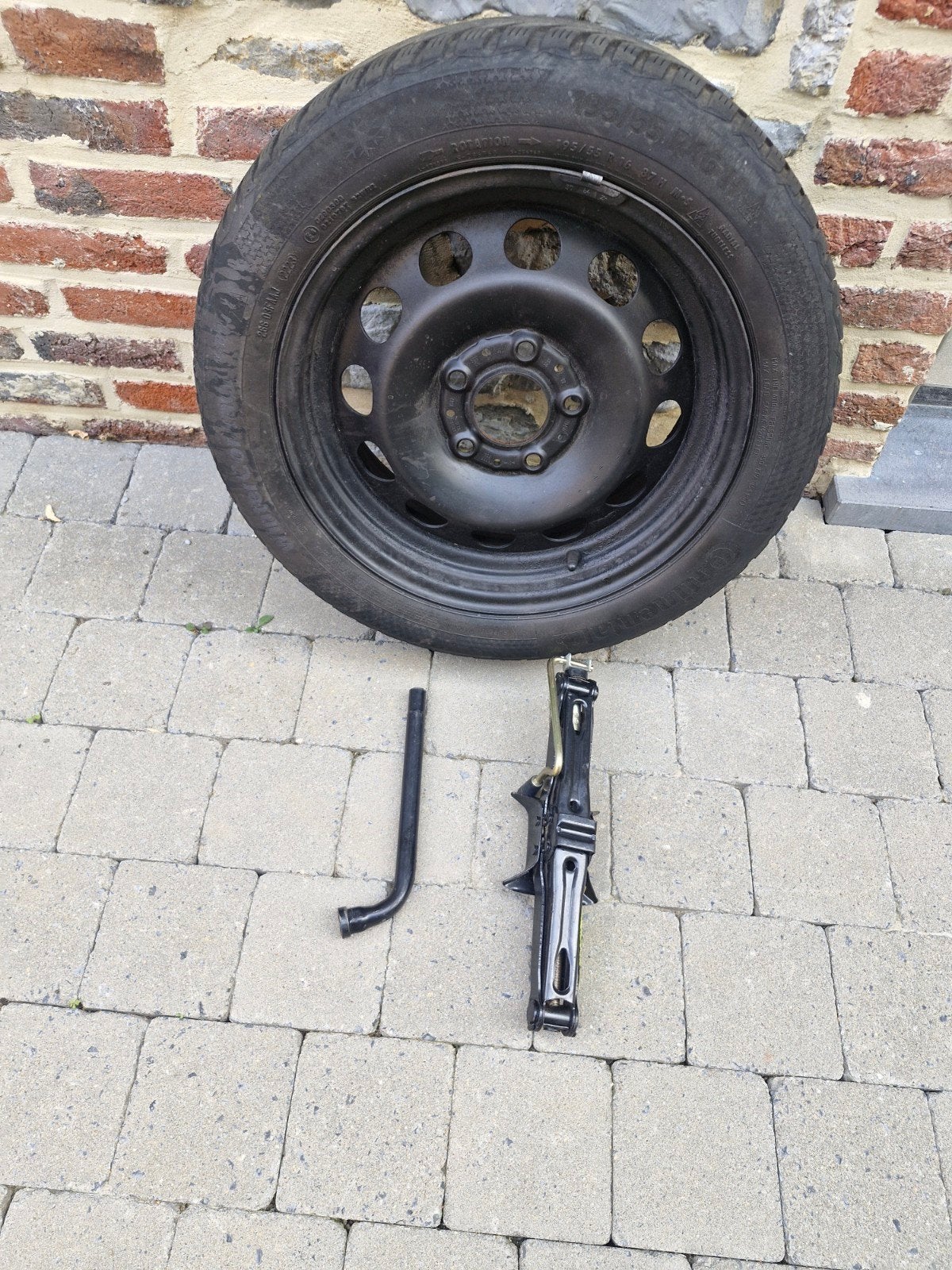 A VENDRE ROUE DE SECOURS + CRIC+CLÉS POUR BMW SERIE1, Autos : Pièces & Accessoires, Pneus & Jantes, Enlèvement