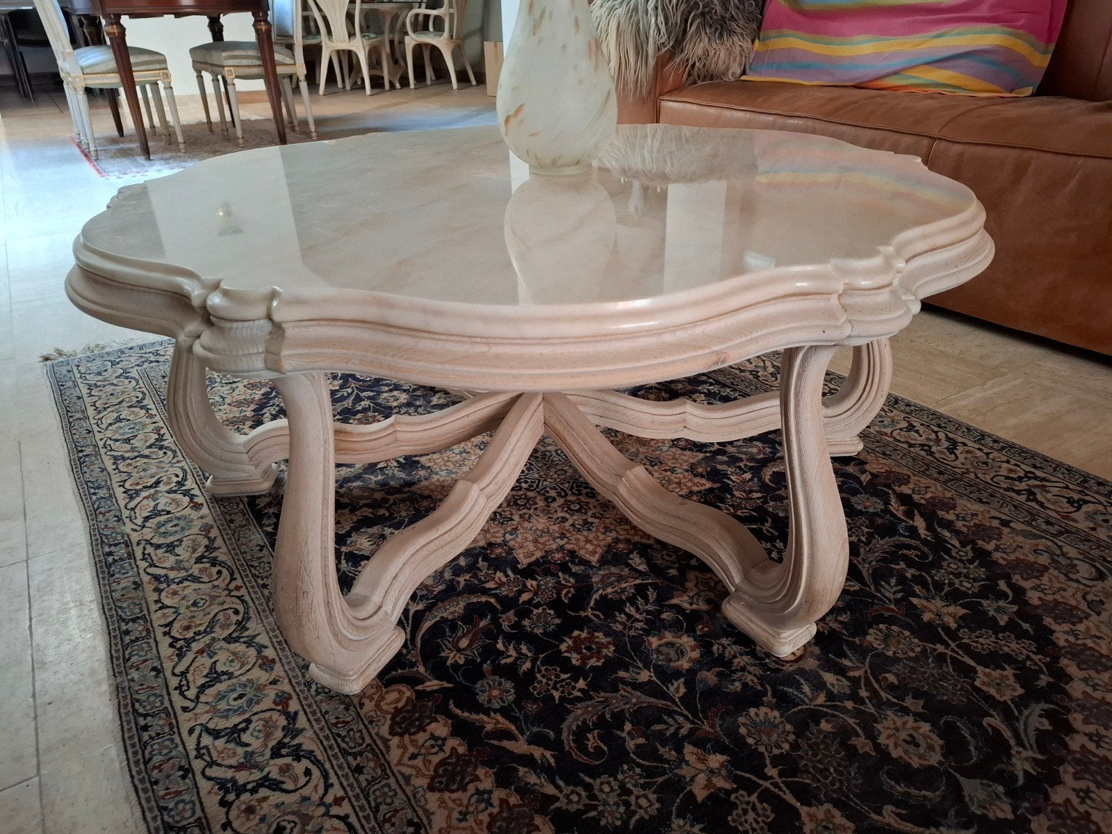 Table basse en marbre blanc, Enlèvement