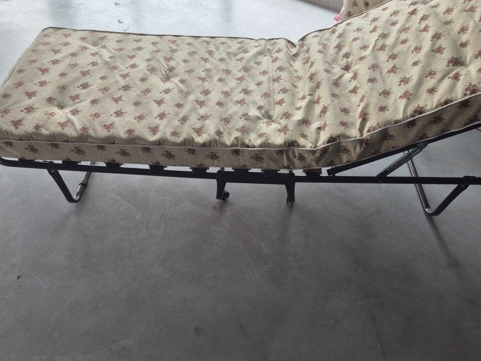 2 opvouwbare logeer bedjes met matras, Ophalen