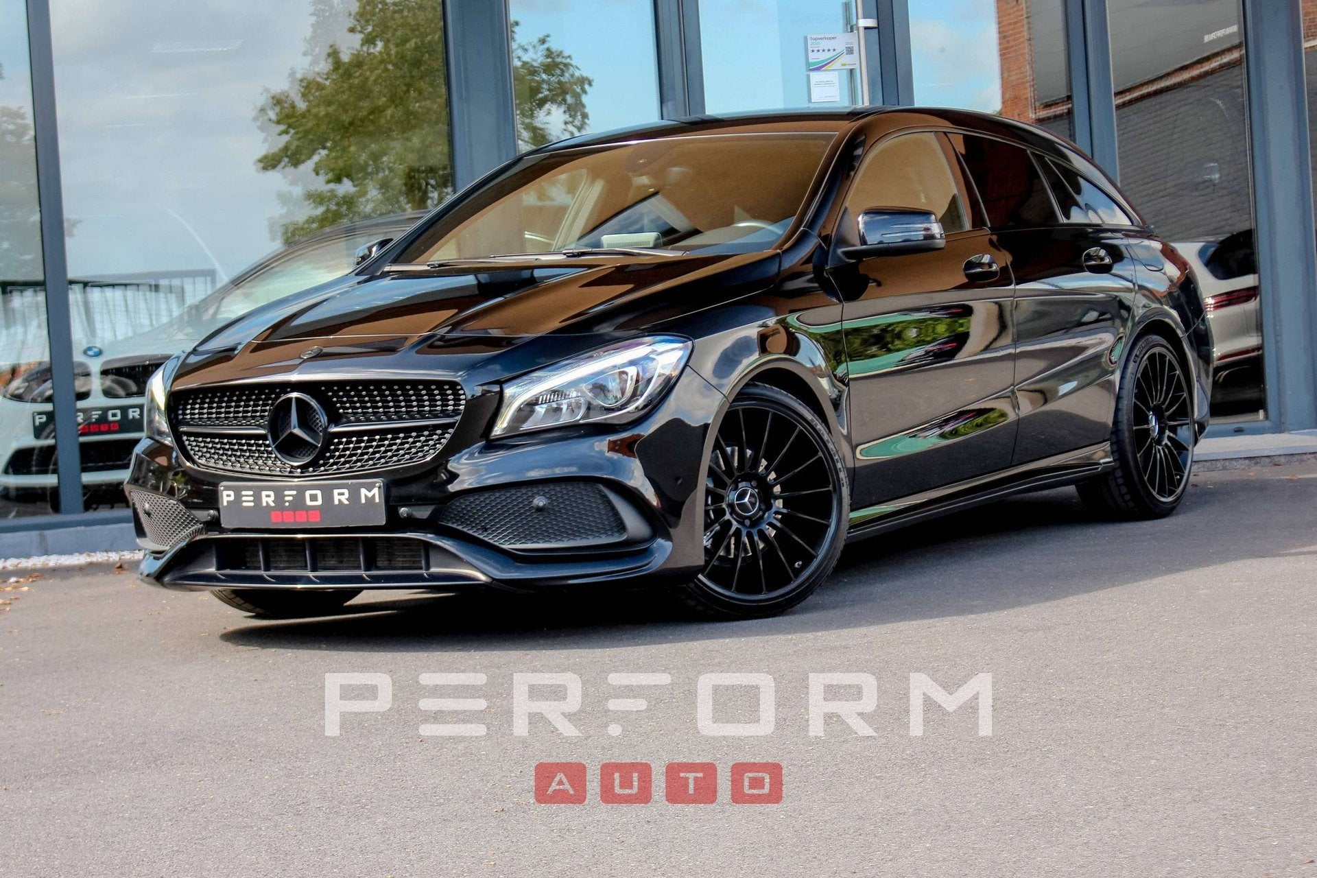 Mercedes-Benz CLA 200 d*SHOOTING BRAKE*AMG LINE*BLACK ON BLA, Auto's, Gebruikt, 4 cilinders, Alcantara, Bedrijf