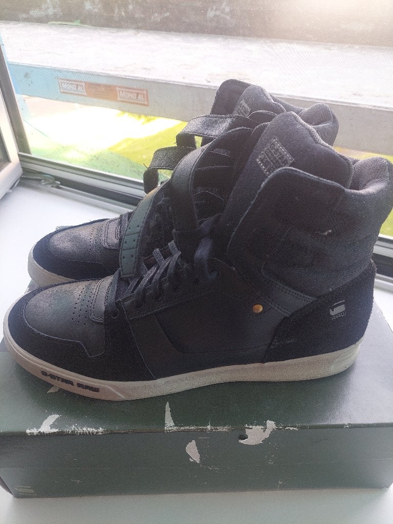 Chaussures 42, Enlèvement