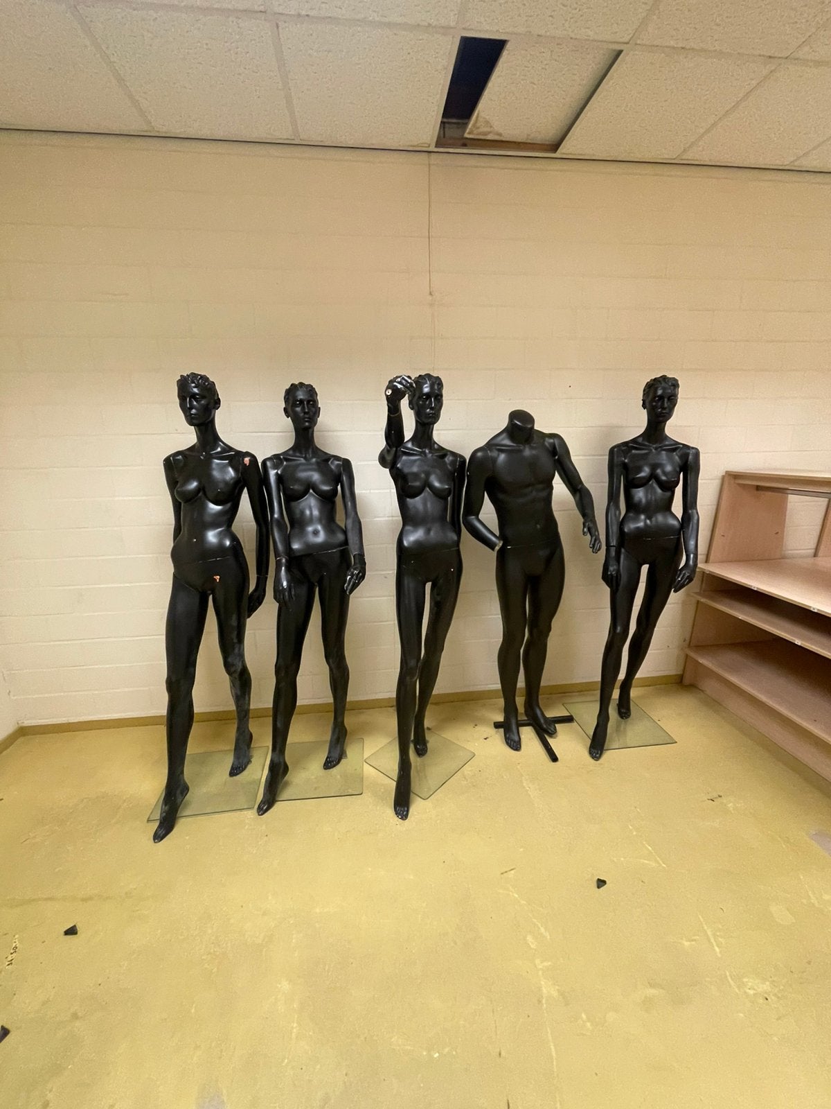 Mannequins, Enlèvement ou Envoi