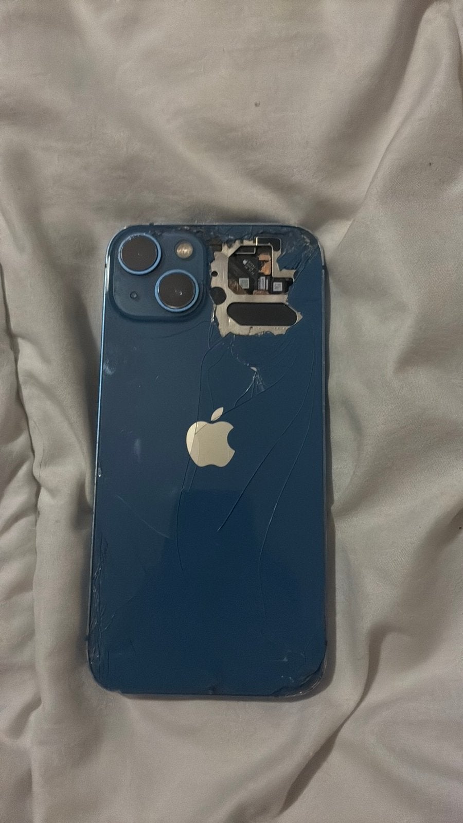 Kapotte iphone 13, Telecommunicatie, Mobiele telefoons | Hoesjes en Screenprotectors | Apple iPhone, Ophalen, Zo goed als nieuw