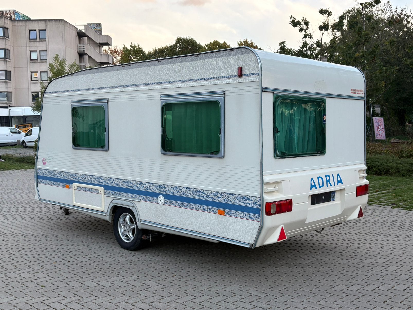 Caravan Adria 432PX + Fransbed - voortent + Moover Topstaat, Caravans en Kamperen, Rondzit, 750 - 1000 kg, Reservewiel, Adria