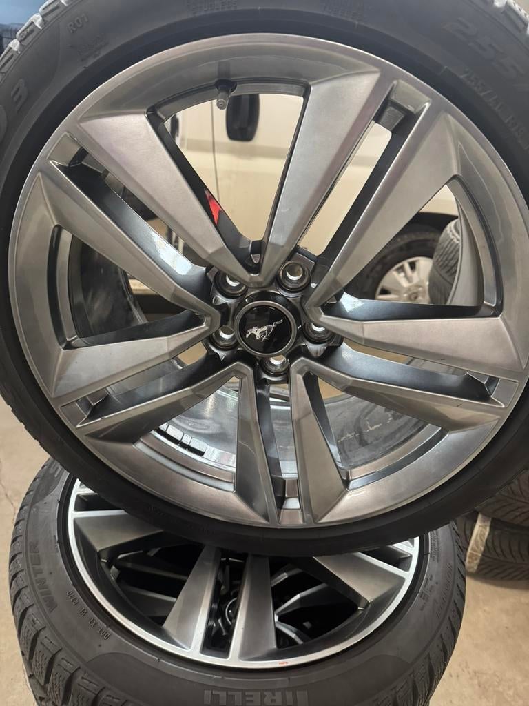 Jantes Ford Mustang 19 Pneus Pirelli 255/40R19 comme Neuf, Autos : Pièces & Accessoires, Pneus et Jantes, Pneus hiver, 255 mm
