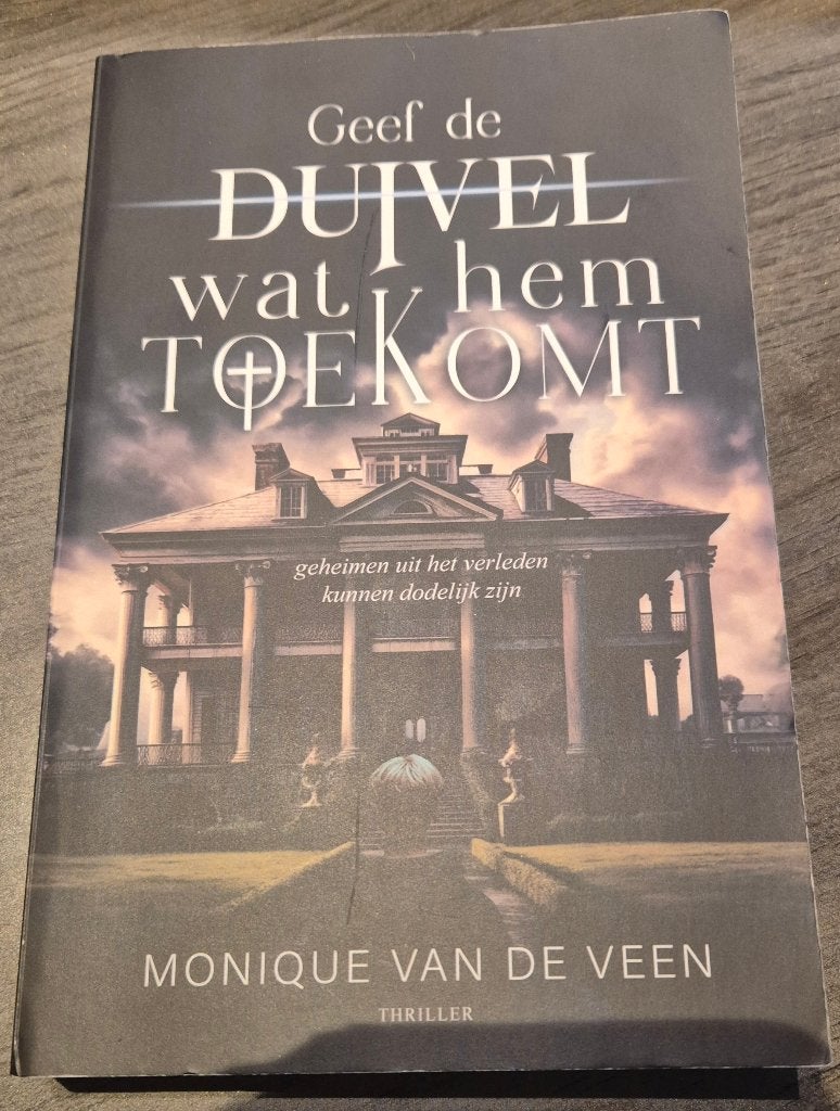 Monique Van De Veen - Geef de duivel wat hem toekomt ., Ophalen of Verzenden, Zo goed als nieuw, Nederland