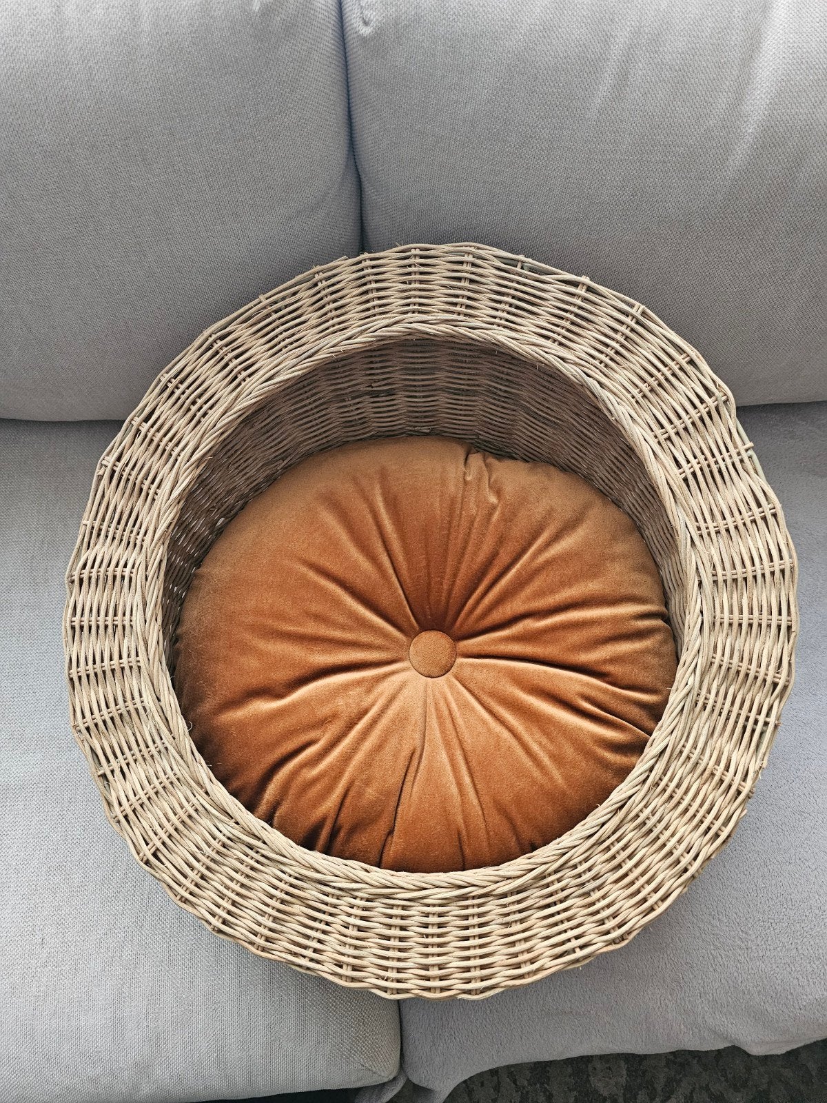 Rieten kattenmand met fluwelen kussen cognac, Ophalen, Zo goed als nieuw