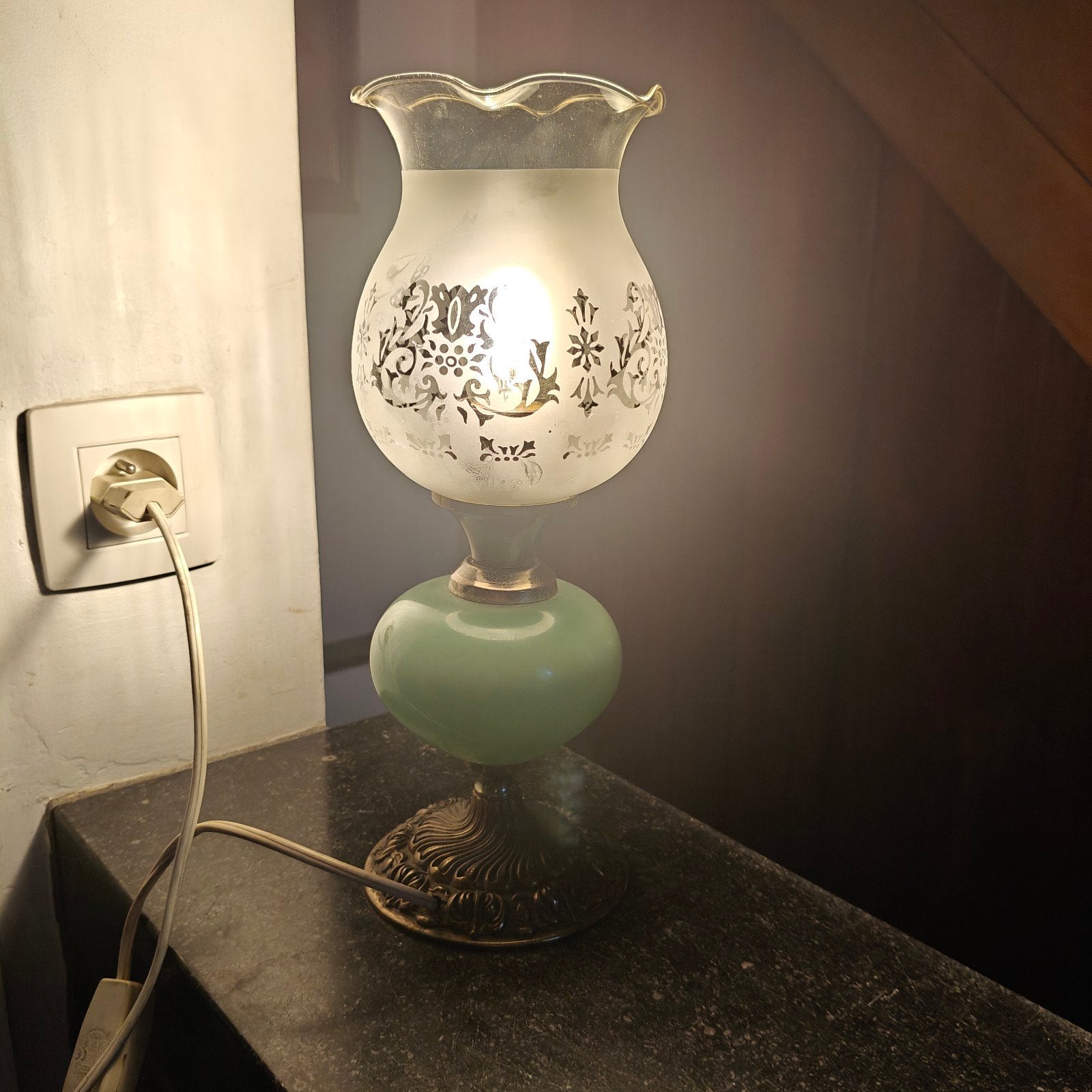Vintage tafellamp met groen opaline glas & geëtste glazen ka, Huis en Inrichting, Lampen | Tafellampen, Glas, Groen, Nachtlamp