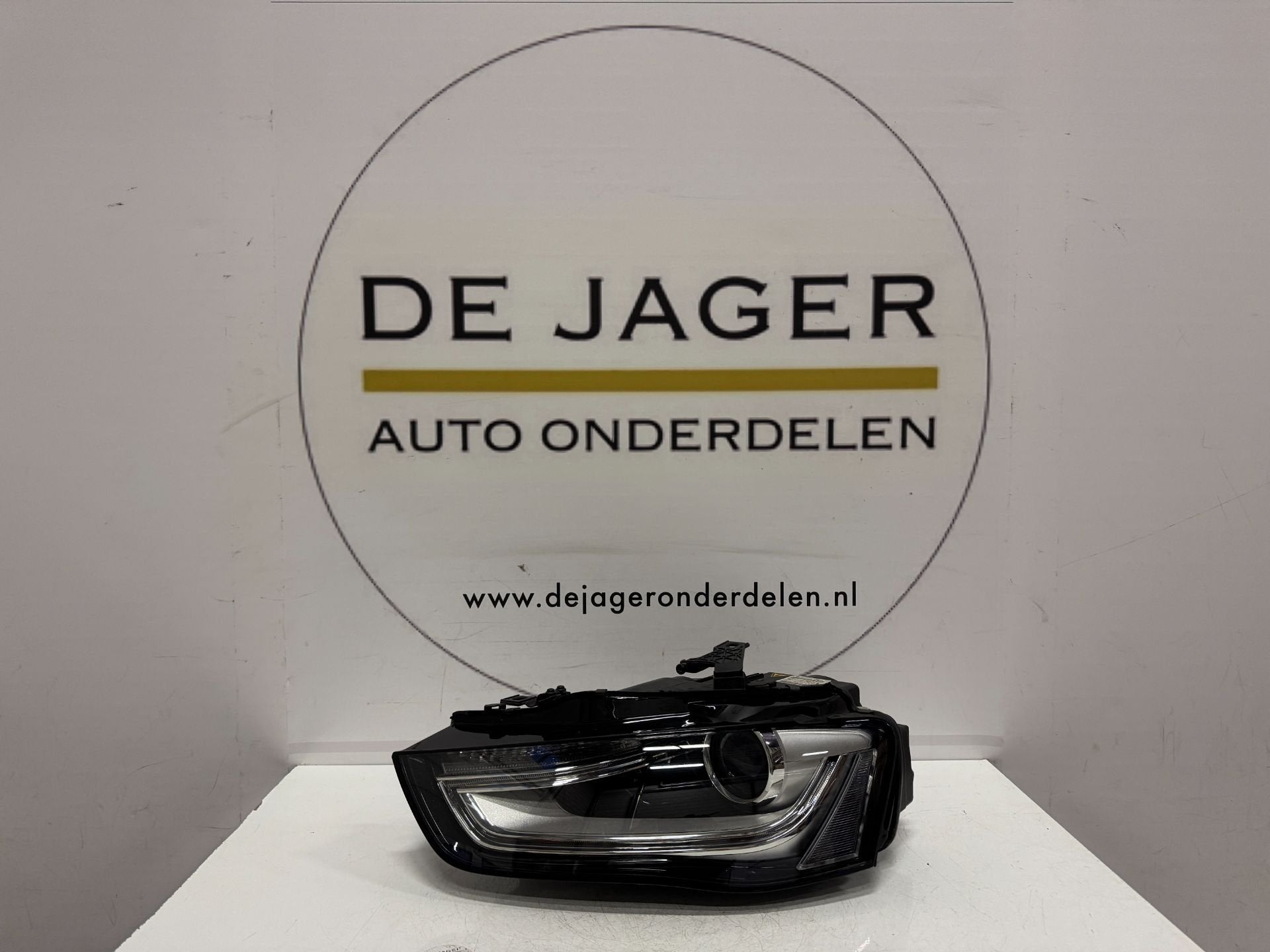 AUDI A4 B8 FACELIFT XENON LED KOPLAMP LIENS 8K0941005C 2011-, AUDI AG, Auto-Union-Strasse 1
85045  Ingolstadt, DE, Audi, Utilisé