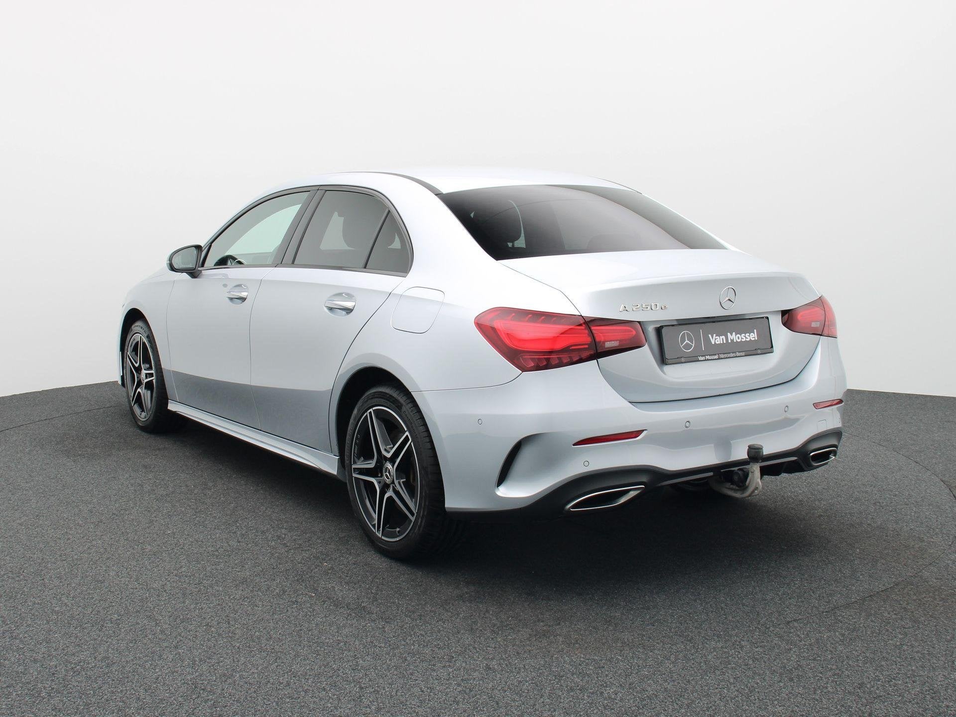 Mercedes-Benz A 250 e AMG Line Limousine + TREKHAAK + CARPLA, Stof, Gebruikt, 16 kWh, Bedrijf