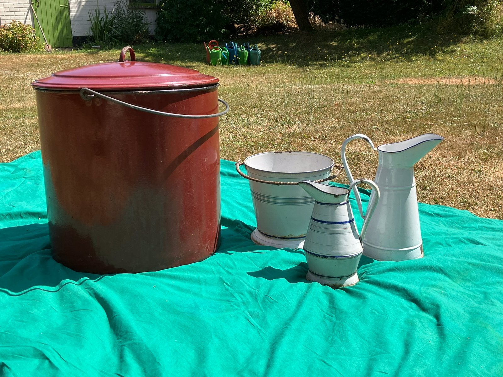 Très grande bassine, seau et cruches emaillés, Enlèvement